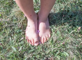 Чешется левая стопа у девушки в субботу: народные приметы