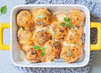 Куриные рулетики с шампиньонами и сыром в духовке