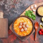 Тефтели с рисом и подливкой на сковороде: калорийность