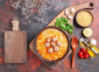 Тефтели с рисом и подливкой на сковороде: калорийность