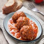 Тефтели в духовке с рисом и томатным соусом