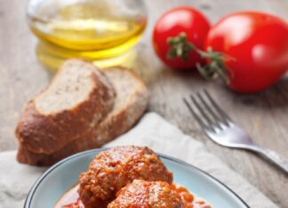 Тефтели в духовке с рисом и томатным соусом