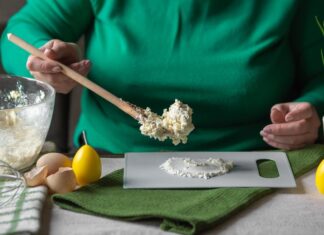 Творожный сыр из кефира в морозилке