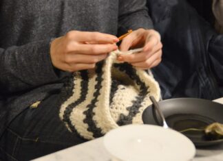 Вязание спицами берета для женщин: схемы и описание