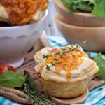 Слойка с ветчиной и сыром из слоеного теста