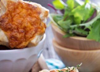 Слойка с ветчиной и сыром из слоеного теста