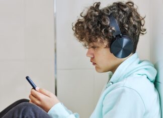 Почему один наушник работает, а другой нет в проводных наушниках