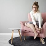 Чешется левая стопа у девушки в воскресенье: народные приметы