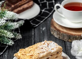 Торт Наполеон из слоеного теста в домашних условиях