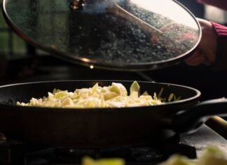 Вкусная тушеная квашеная капуста на сковороде