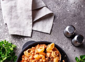 Макароны с фаршем в томатном соусе на сковороде