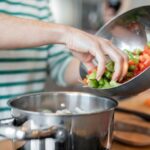 Потушите капусту с тушенкой в кастрюле: пошаговый рецепт