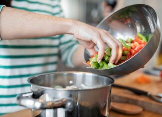 Потушите капусту с тушенкой в кастрюле: пошаговый рецепт