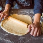 Изготовление пиццы из слоеного теста в духовке