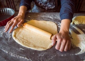 Изготовление пиццы из слоеного теста в духовке