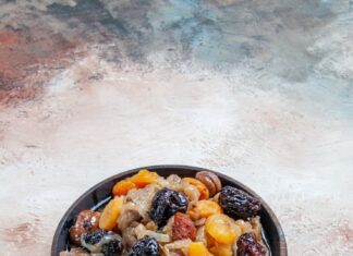 Фруктовый плов с рисом, курагой и изюмом