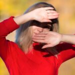 Примета: Чешется левый глаз у женщины в воскресенье днем