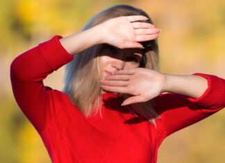 Примета: Чешется левый глаз у женщины в воскресенье днем