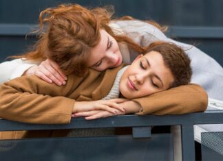 Признание во сне: к чему снится друг, признающийся в любви