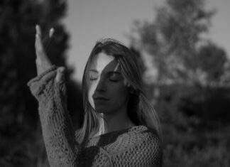 Женские статусы о жизни: остроумные и полные смысла