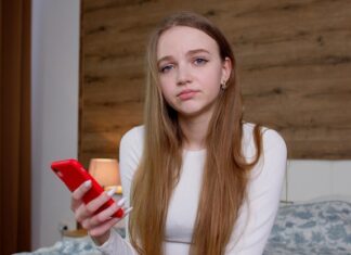 Как успокоить девушку, если она плачет по переписке