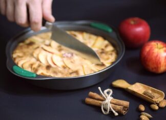 Пышная шарлотка с яблоками в духовке