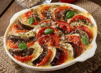 Баклажан с курицей в духовке под сыром и помидорами