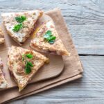 Лавашные конвертики с колбасой, сыром и помидорами