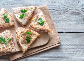 Лавашные конвертики с колбасой, сыром и помидорами