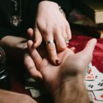 Перевернутый 8 Мечей в Таро: Значение в Отношениях и Любви