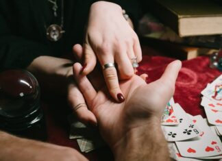 Перевернутый 8 Мечей в Таро: Значение в Отношениях и Любви