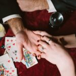 Девятка Пентаклей в Таро: Значение в Отношениях и Любви