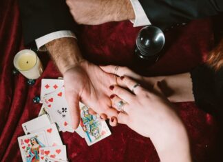 Девятка Пентаклей в Таро: Значение в Отношениях и Любви