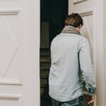 Сны о ломании двери: интерпретации и значение