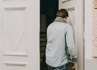 Сны о ломании двери: интерпретации и значение