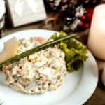 Лесная поляна: салат с опятами и копченой курицей