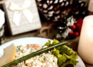 Лесная поляна: салат с опятами и копченой курицей