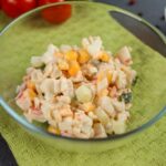 Салат с крабовыми палочками и кукурузой: простой рецепт