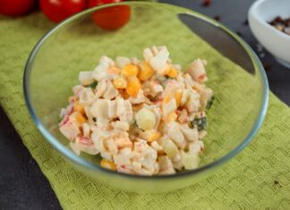 Салат с крабовыми палочками и кукурузой: простой рецепт