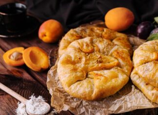 Дрожжевые пирожки с фруктами в духовке