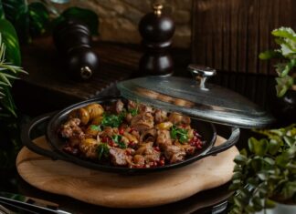 Тушеная картошка со свининой в казане на плите