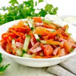 Корейская морковь с копченой колбасой и огурцами: простой и вкусный салат