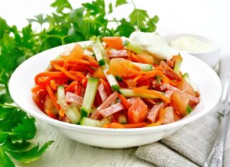 Корейская морковь с копченой колбасой и огурцами: простой и вкусный салат