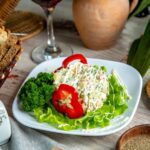 Помидорно-огуречный салат со сметаной