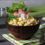 Рецепт салата из крабовых палочек с огурцом и яйцом