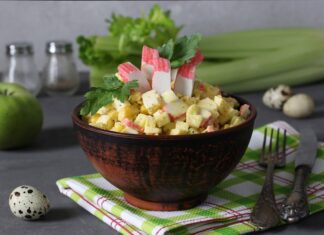 Рецепт салата из крабовых палочек с огурцом и яйцом