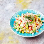 Кукурузный салат с крабовыми палочками, огурцами и яйцами