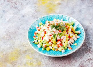 Кукурузный салат с крабовыми палочками, огурцами и яйцами