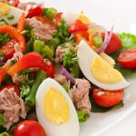 Тунцовый салат с яйцом и огурцом