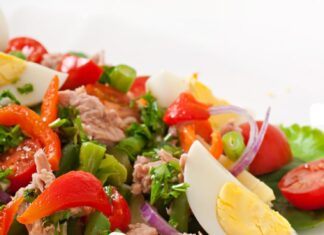 Тунцовый салат с яйцом и огурцом